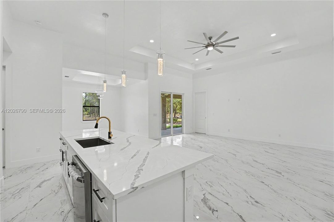 En Venta: $435,000 (4 camas, 3 baños, 2009 Pies cuadrados)