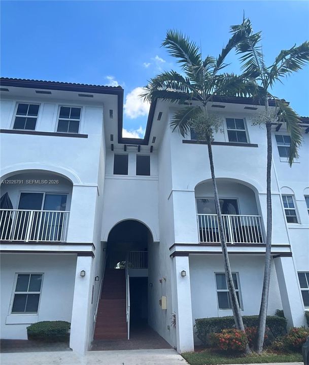 For Rent: $2,650 (2 beds, 2 baths, 1205 Square Feet)