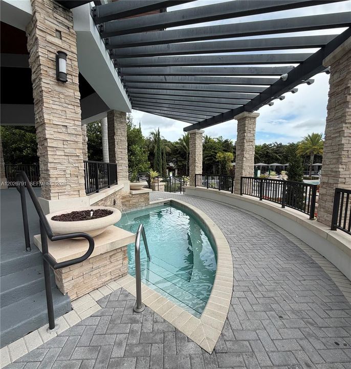 For Rent: $2,650 (2 beds, 2 baths, 1205 Square Feet)