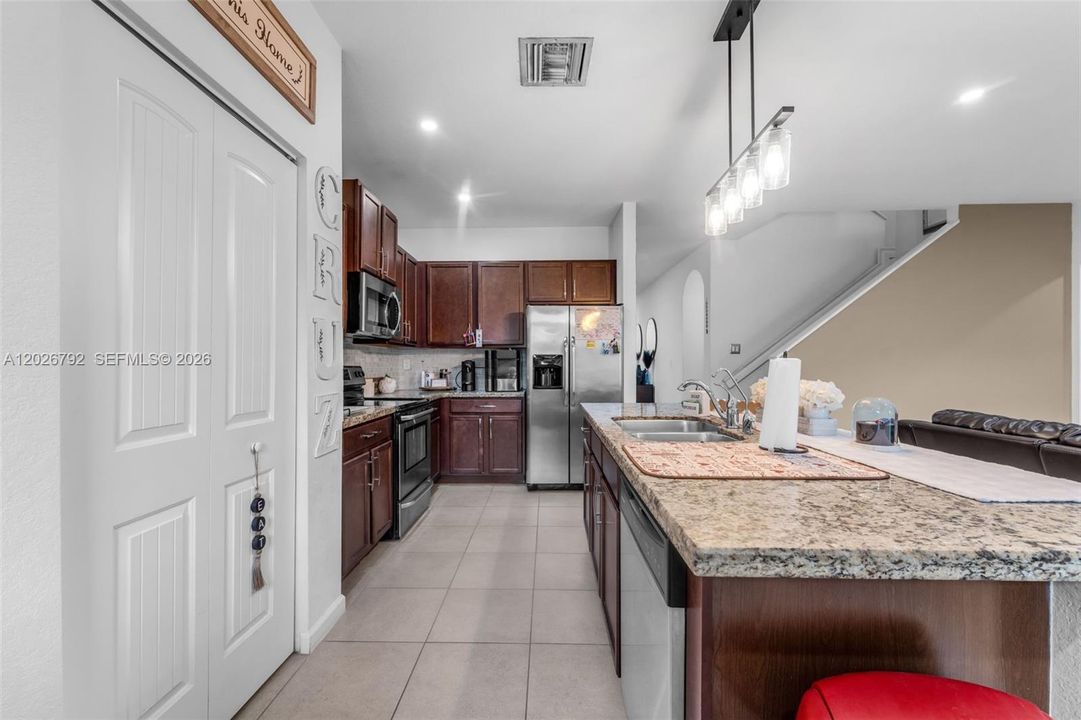 En Venta: $550,000 (5 camas, 3 baños, 2838 Pies cuadrados)