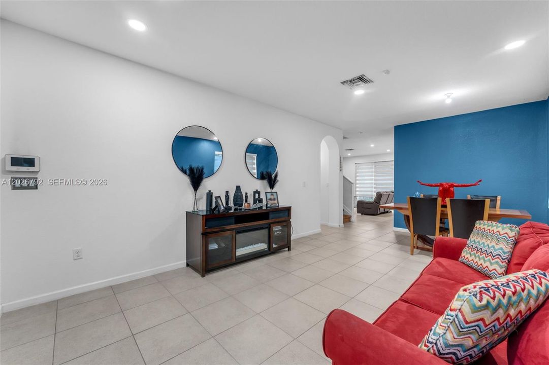 En Venta: $550,000 (5 camas, 3 baños, 2838 Pies cuadrados)