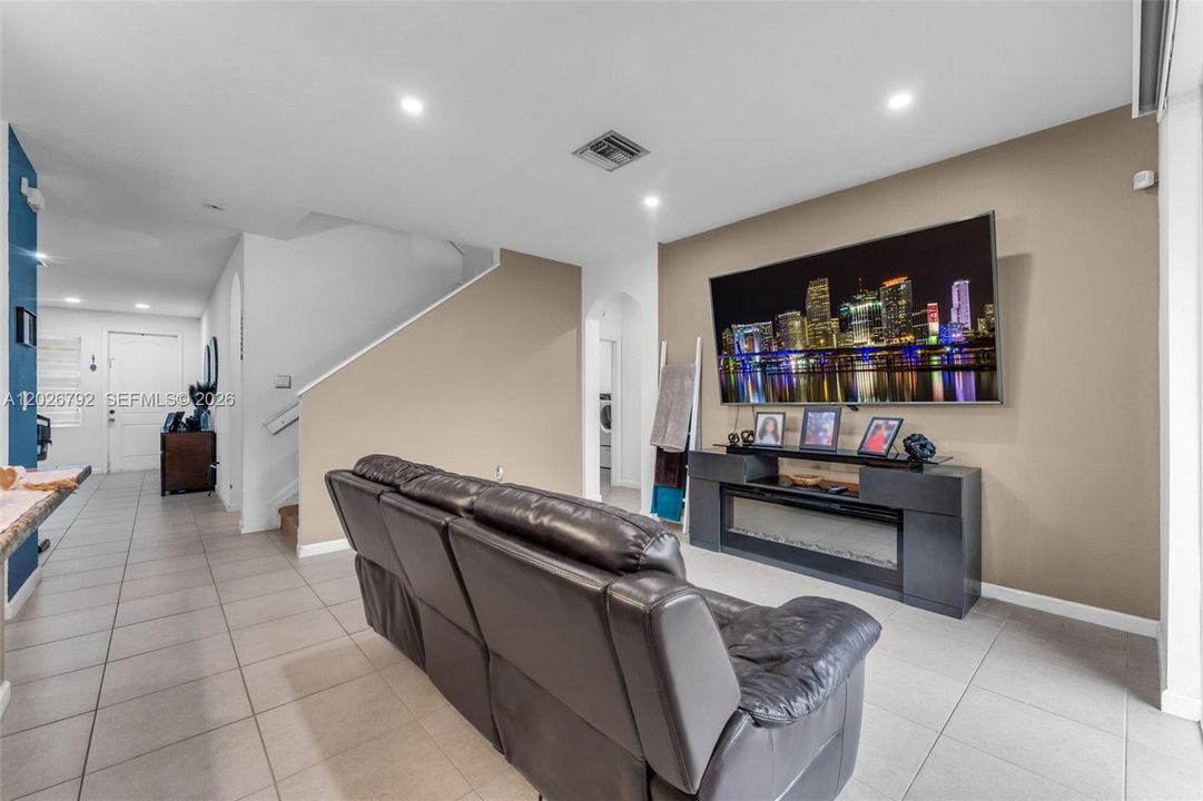 En Venta: $550,000 (5 camas, 3 baños, 2838 Pies cuadrados)