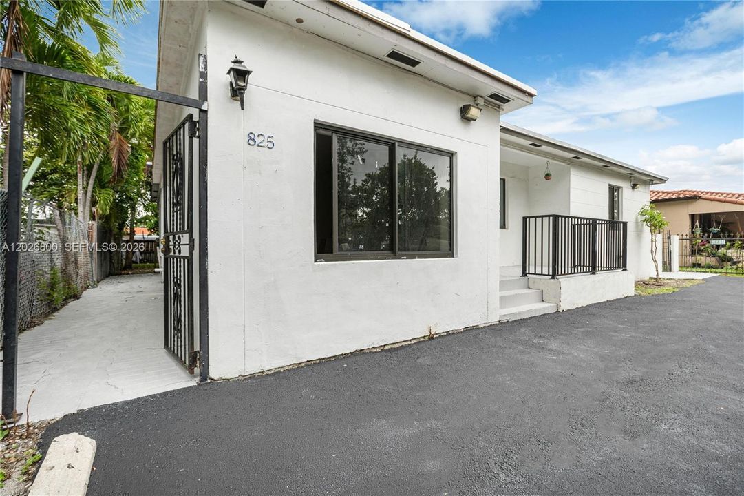 1/1 unit on north (LEFT) side