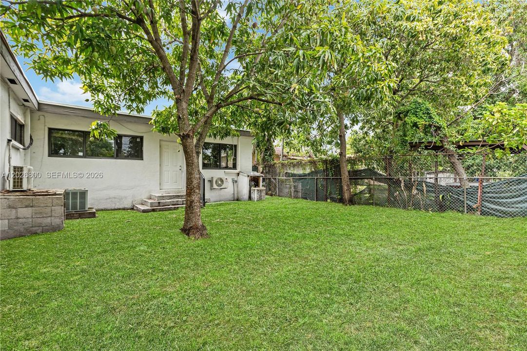 3/1 private backyard