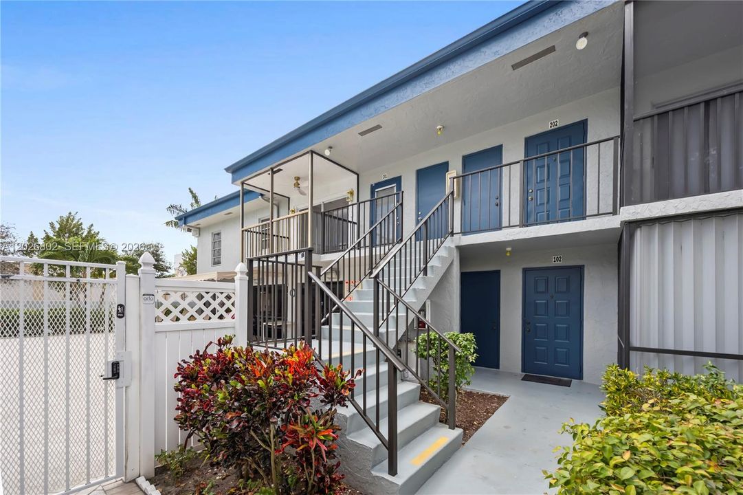 For Sale: $187,000 (2 beds, 2 baths, 850 Square Feet)