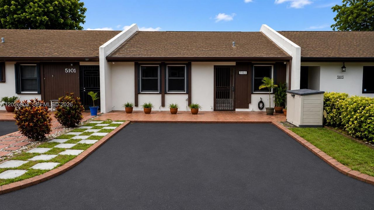 Active With Contract: $445,000 (3 beds, 2 baths, 970 Square Feet)