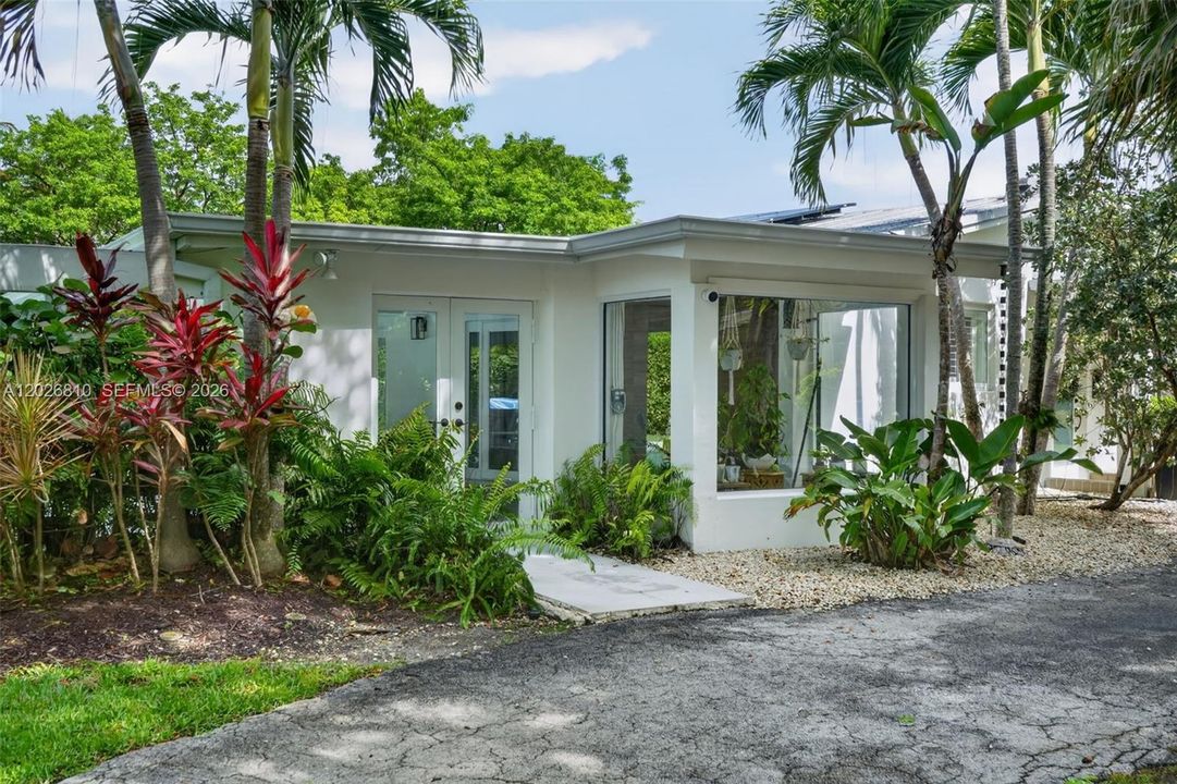 Active With Contract: $1,650,000 (3 beds, 2 baths, 1467 Square Feet)