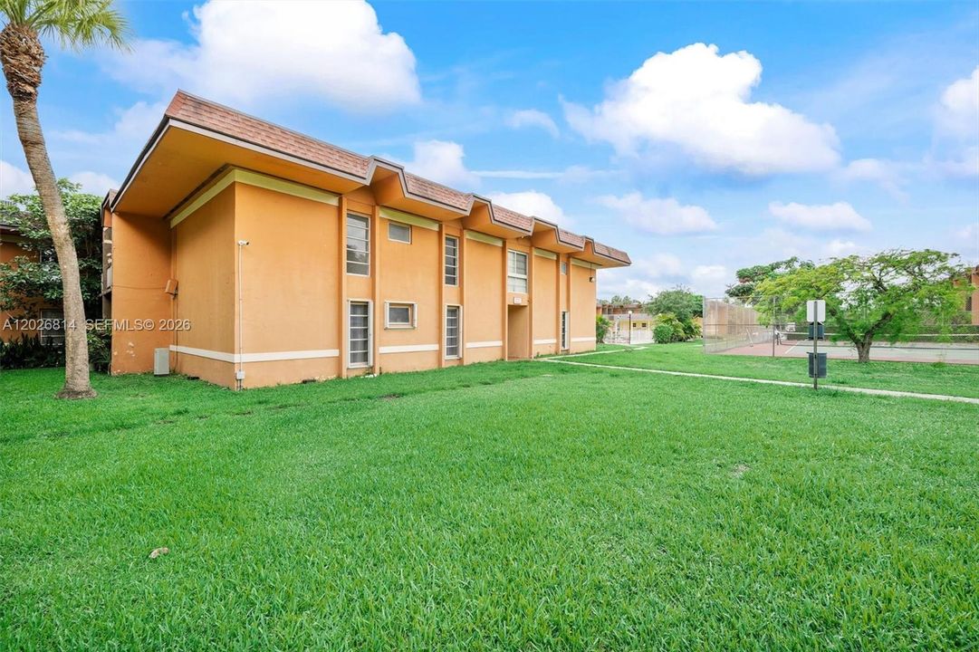 For Sale: $219,500 (1 beds, 1 baths, 760 Square Feet)