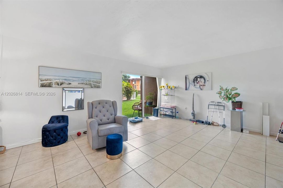 For Sale: $219,500 (1 beds, 1 baths, 760 Square Feet)