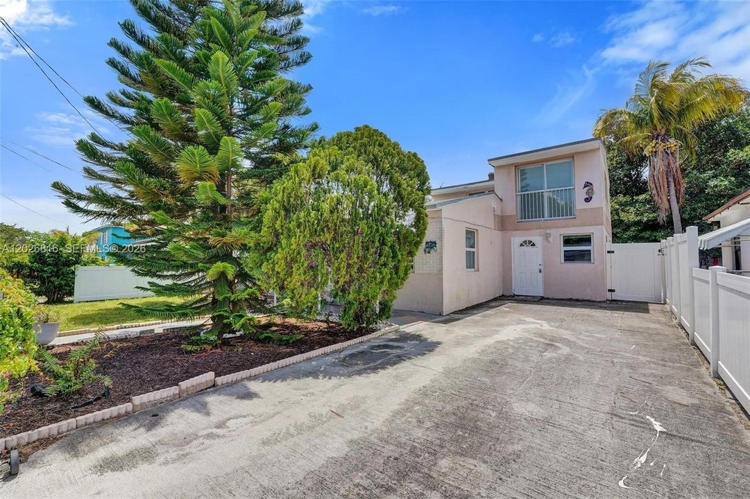 Active With Contract: $4,500 (4 beds, 3 baths, 1356 Square Feet)
