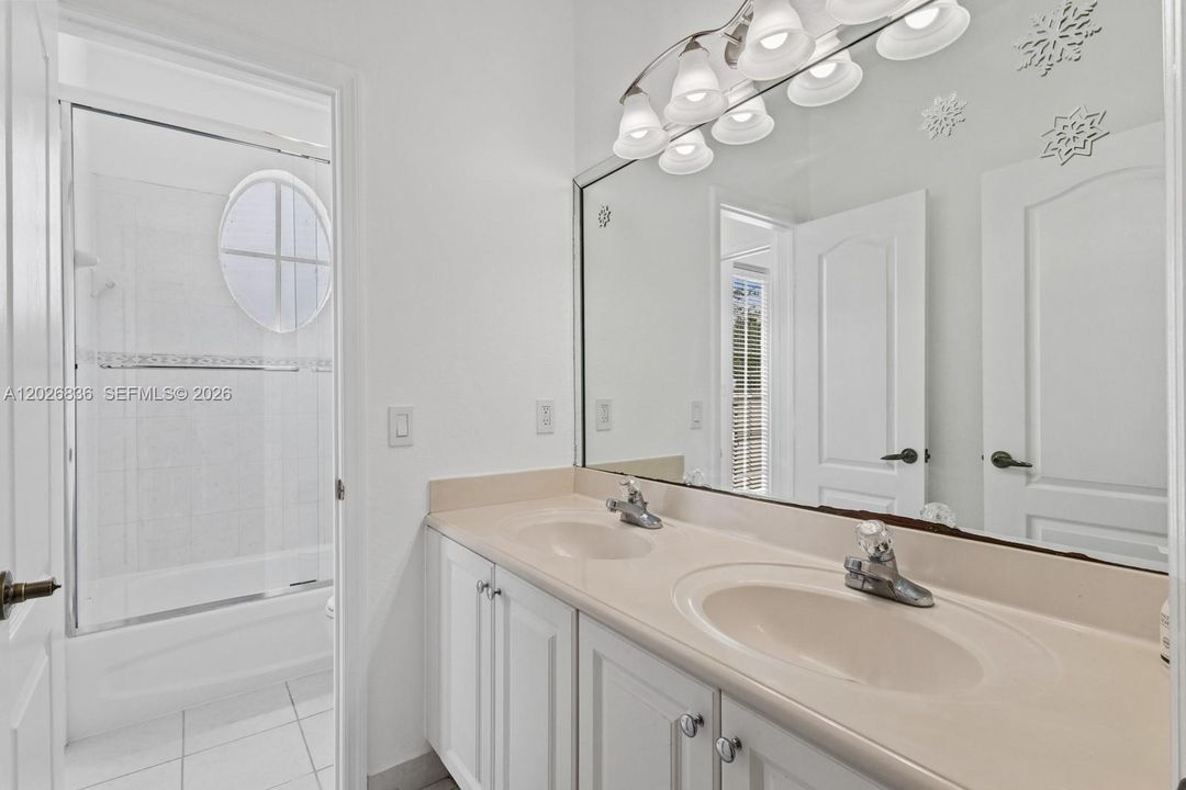 For Sale: $788,000 (5 beds, 3 baths, 2342 Square Feet)