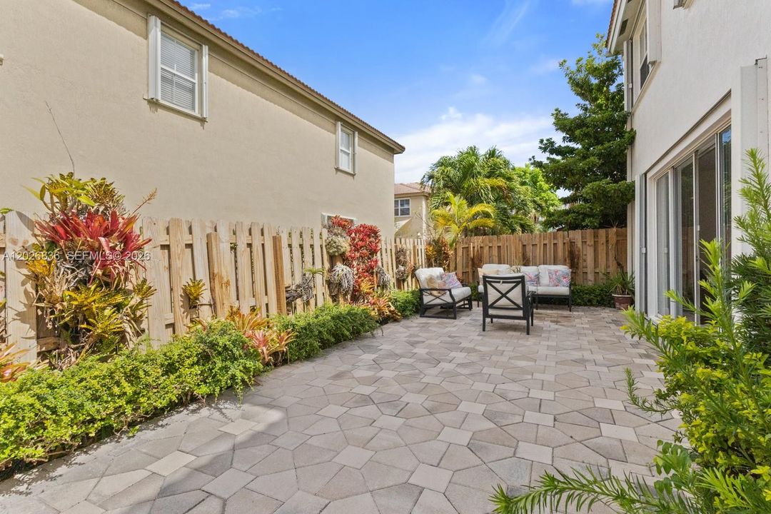 For Sale: $788,000 (5 beds, 3 baths, 2342 Square Feet)
