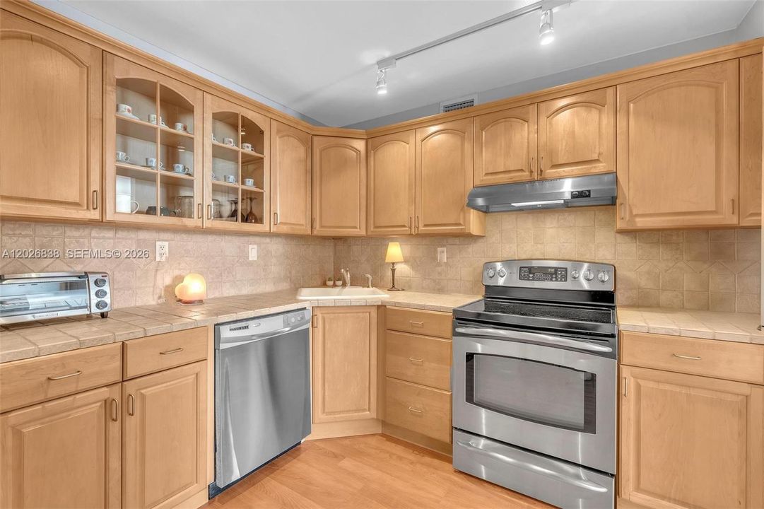 На продажу: $159,000 (1 спален, 1 ванн, 766 Квадратных фут)