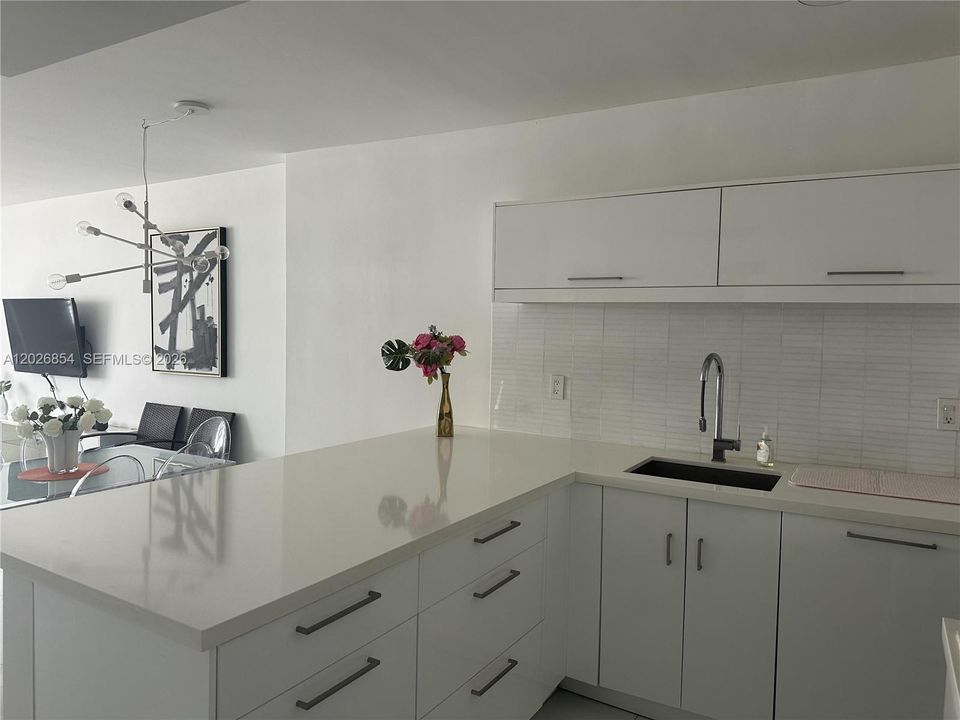 For Rent: $3,400 (1 beds, 1 baths, 675 Square Feet)