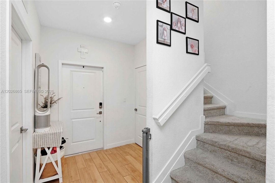 En Venta: $329,811 (4 camas, 3 baños, 1374 Pies cuadrados)
