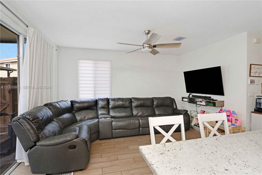 En Venta: $329,811 (4 camas, 3 baños, 1374 Pies cuadrados)