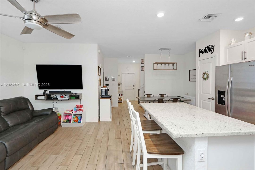En Venta: $329,811 (4 camas, 3 baños, 1374 Pies cuadrados)
