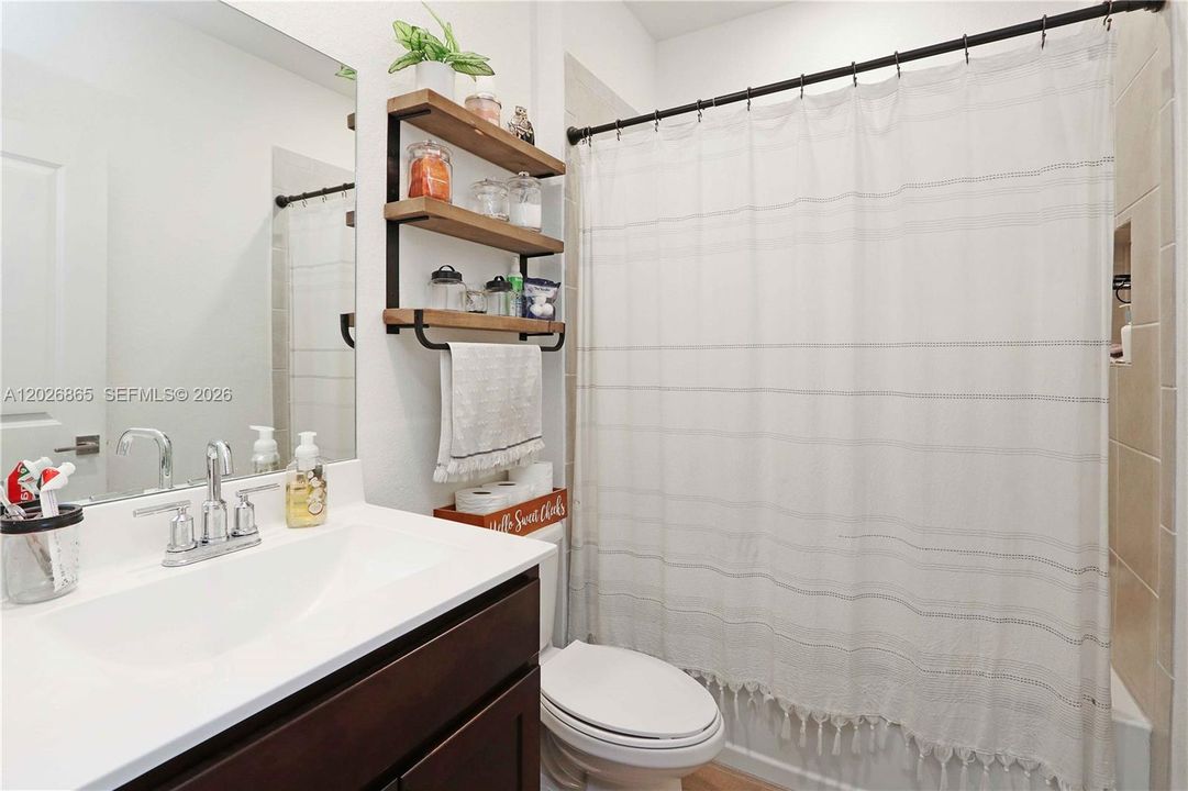 En Venta: $329,811 (4 camas, 3 baños, 1374 Pies cuadrados)