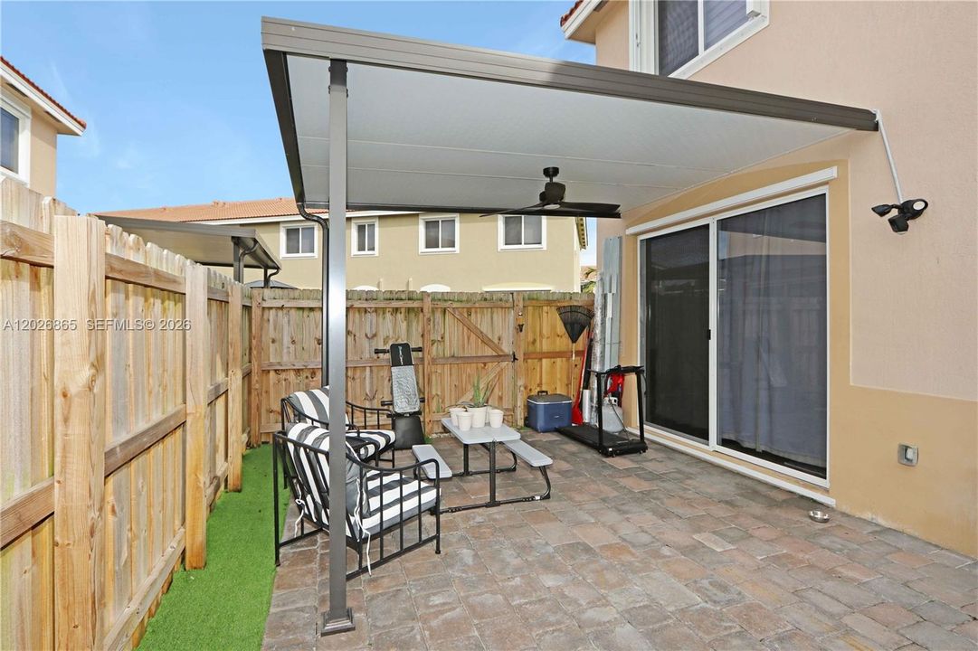 En Venta: $329,811 (4 camas, 3 baños, 1374 Pies cuadrados)