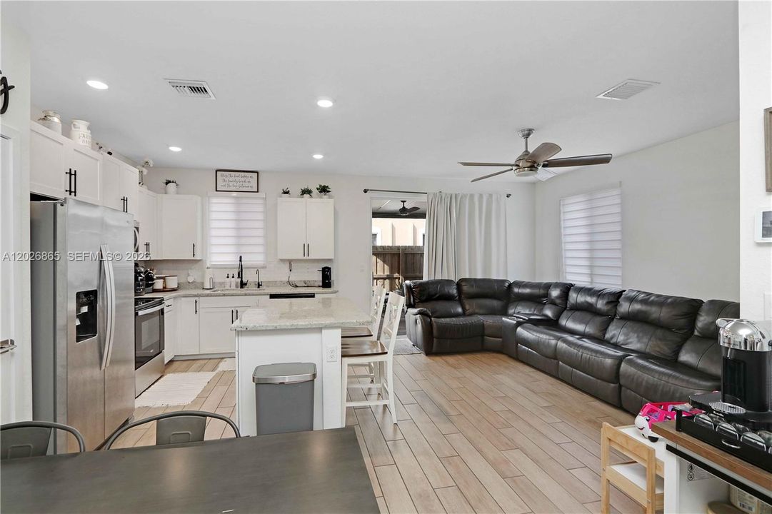 En Venta: $329,811 (4 camas, 3 baños, 1374 Pies cuadrados)