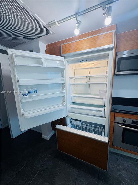 For Sale: $350,000 (0 beds, 1 baths, 567 Square Feet)