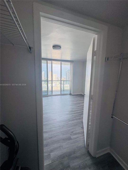 For Sale: $350,000 (0 beds, 1 baths, 567 Square Feet)