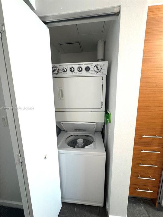 For Sale: $350,000 (0 beds, 1 baths, 567 Square Feet)