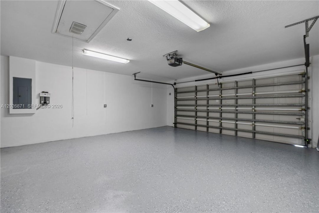Activo con contrato: $5,950 (3 camas, 2 baños, 2047 Pies cuadrados)