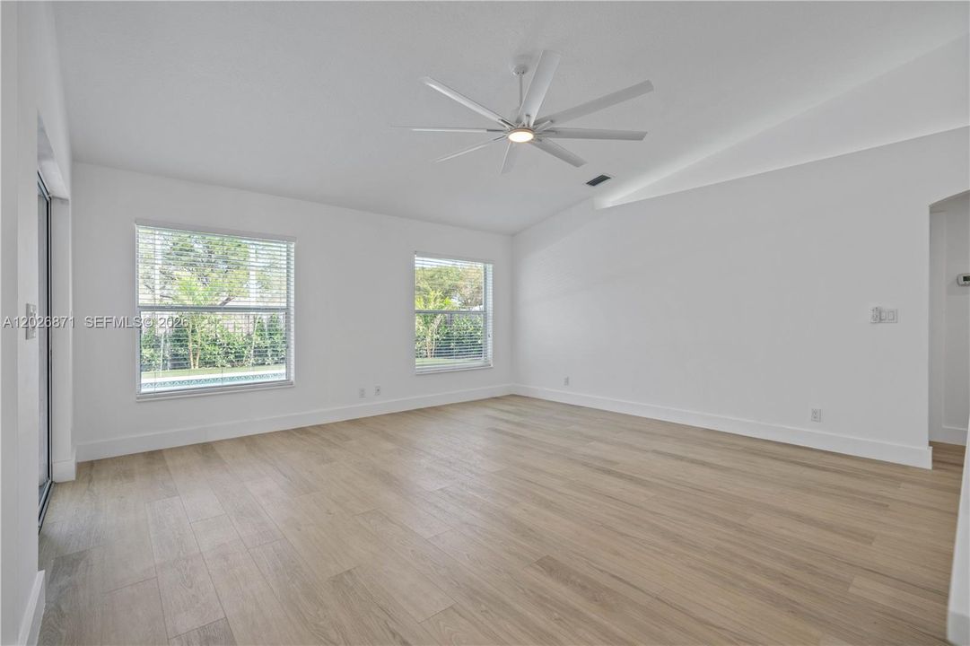 Activo con contrato: $5,950 (3 camas, 2 baños, 2047 Pies cuadrados)