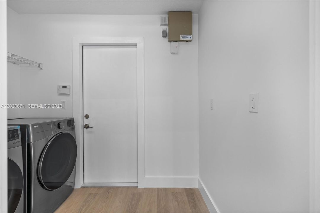 Activo con contrato: $5,950 (3 camas, 2 baños, 2047 Pies cuadrados)