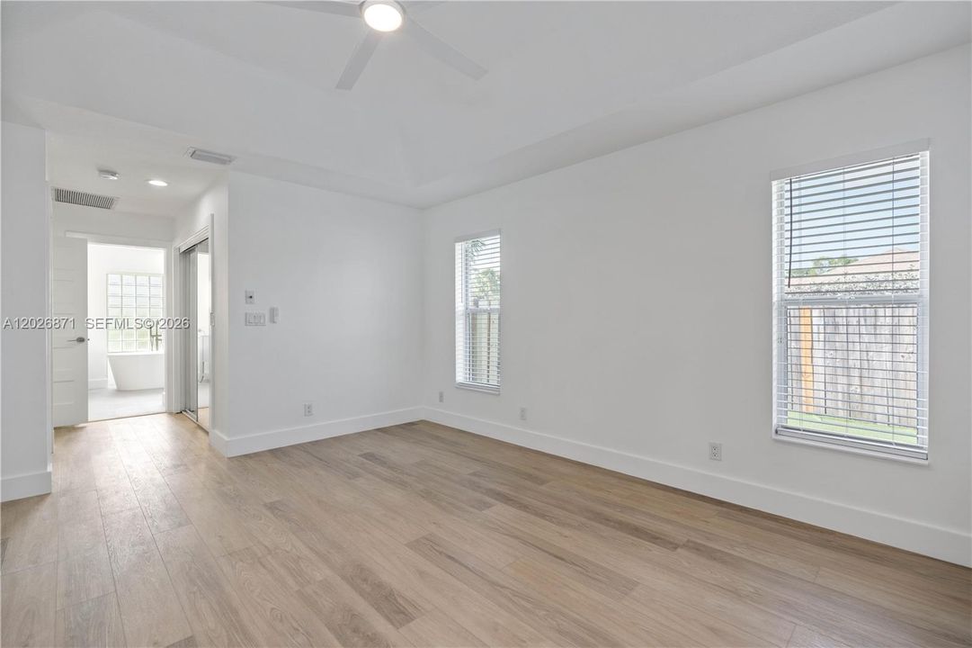 Activo con contrato: $5,950 (3 camas, 2 baños, 2047 Pies cuadrados)