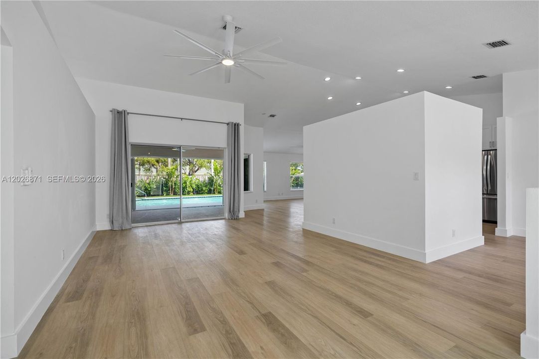 Activo con contrato: $5,950 (3 camas, 2 baños, 2047 Pies cuadrados)