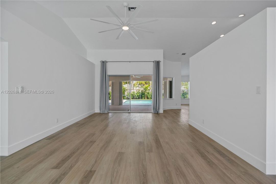 Activo con contrato: $5,950 (3 camas, 2 baños, 2047 Pies cuadrados)