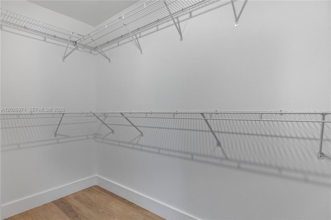 Activo con contrato: $5,950 (3 camas, 2 baños, 2047 Pies cuadrados)