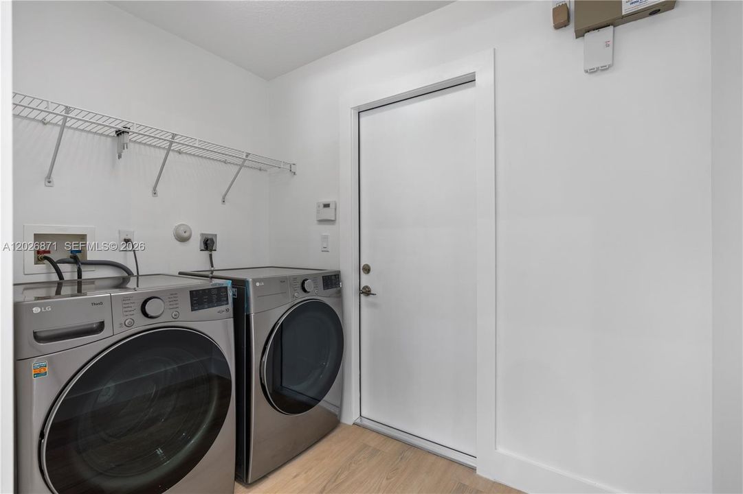 Activo con contrato: $5,950 (3 camas, 2 baños, 2047 Pies cuadrados)