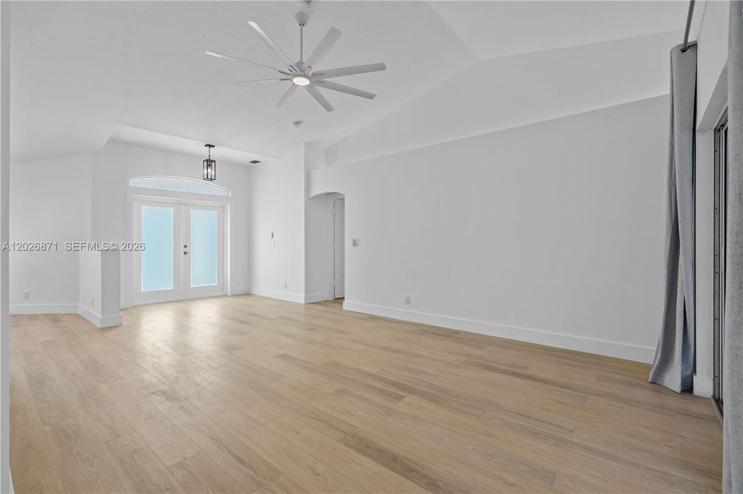 Activo con contrato: $5,950 (3 camas, 2 baños, 2047 Pies cuadrados)
