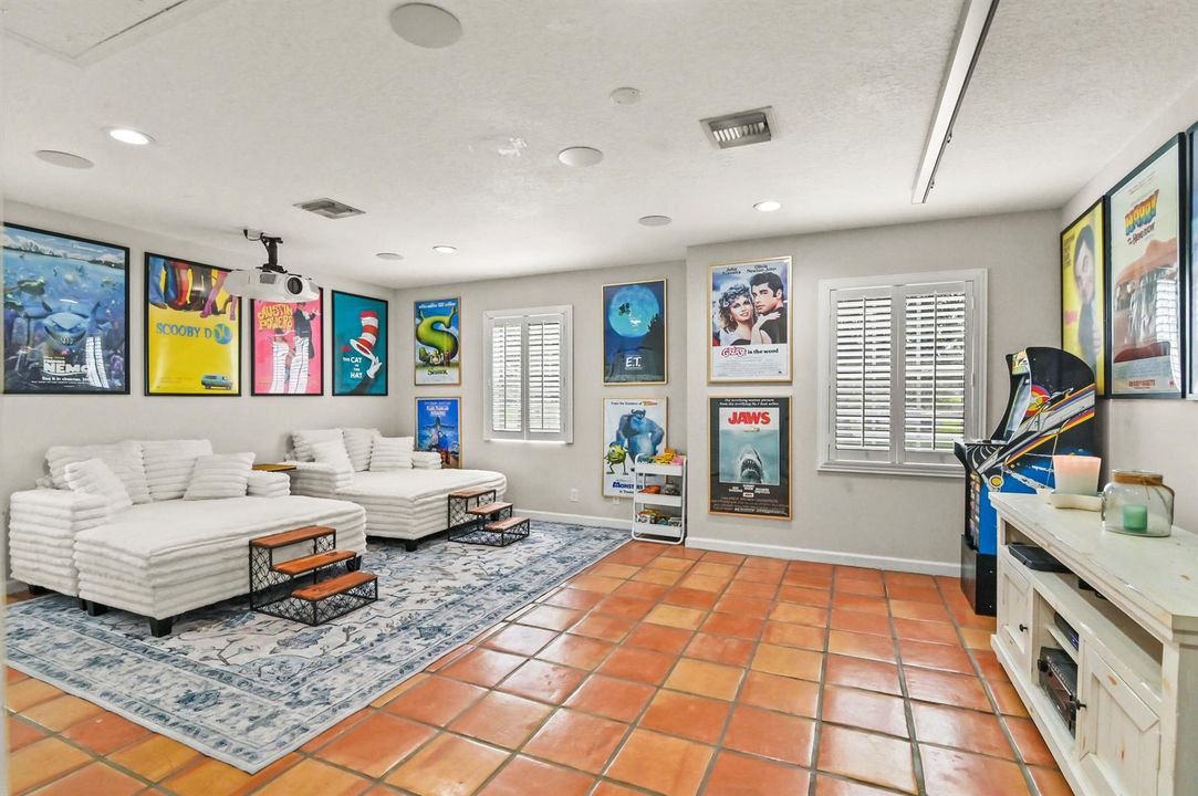 33 Family Room 01