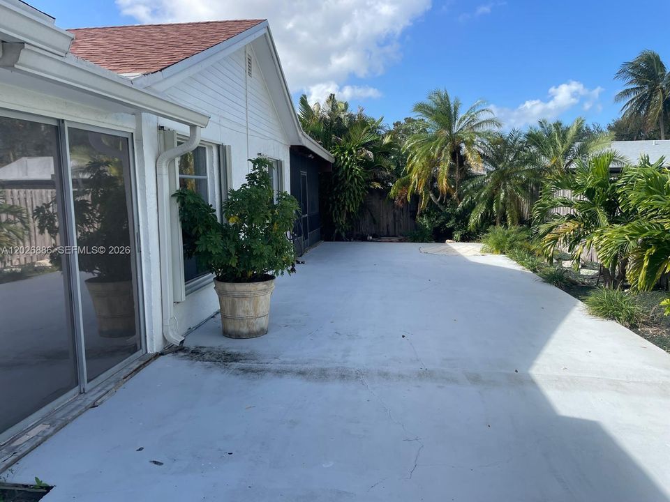 For Rent: $3,200 (3 beds, 1 baths, 1302 Square Feet)