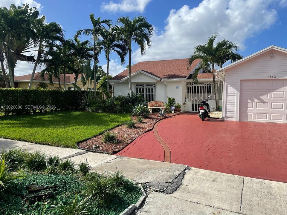 For Rent: $3,200 (3 beds, 1 baths, 1302 Square Feet)