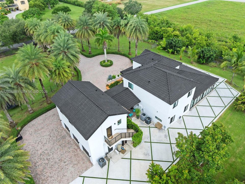 Active With Contract: $1,750,000 (5 beds, 5 baths, 3945 Square Feet)