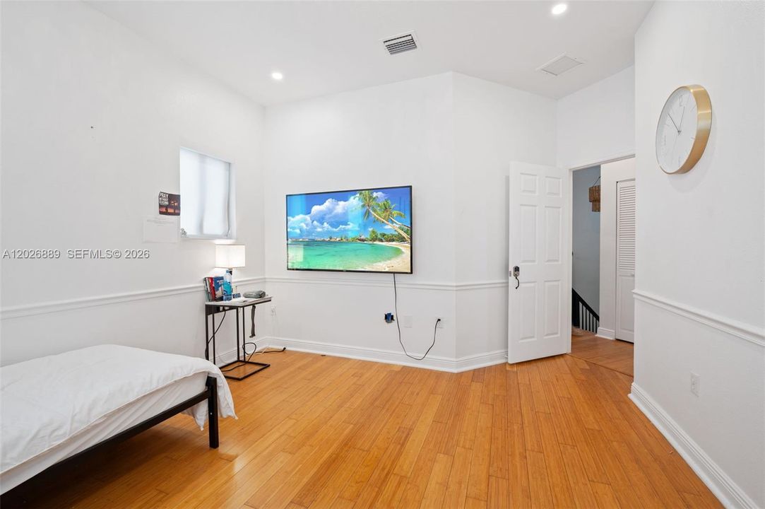 Active With Contract: $1,750,000 (5 beds, 5 baths, 3945 Square Feet)