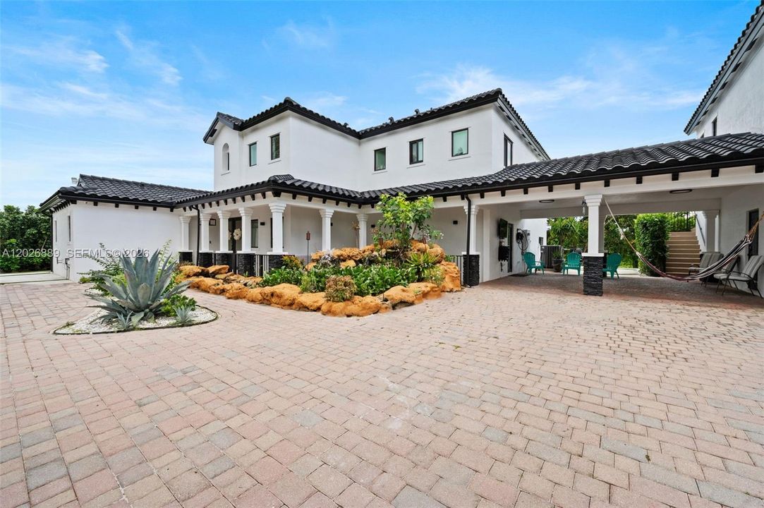 Active With Contract: $1,750,000 (5 beds, 5 baths, 3945 Square Feet)