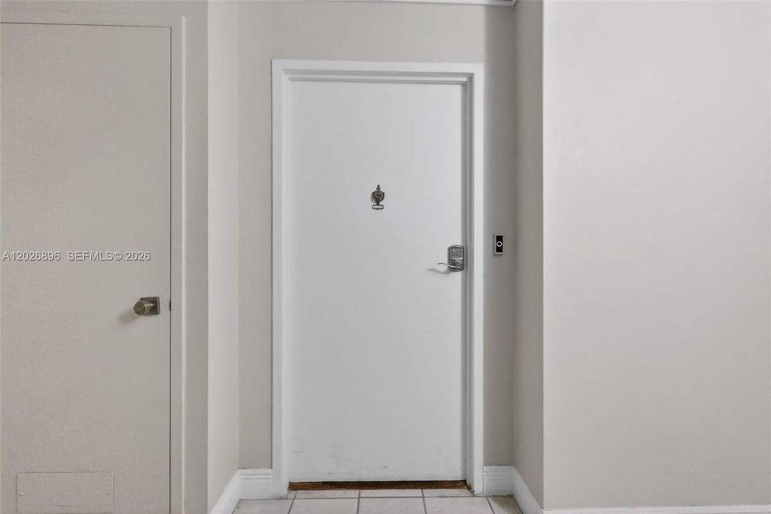 For Sale: $449,000 (1 beds, 2 baths, 912 Square Feet)