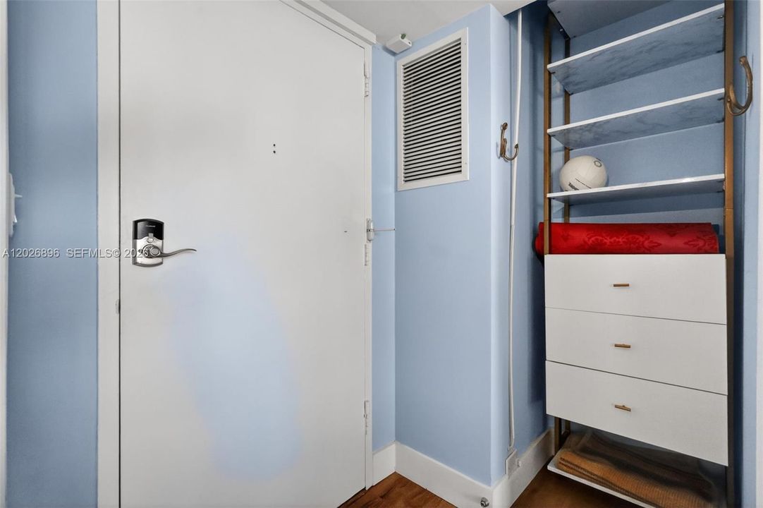 For Sale: $449,000 (1 beds, 2 baths, 912 Square Feet)
