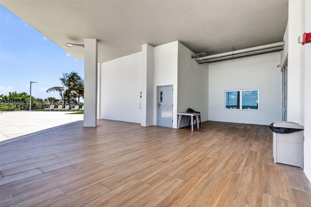 For Sale: $449,000 (1 beds, 2 baths, 912 Square Feet)