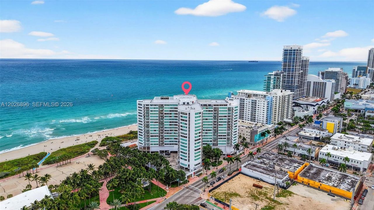 For Sale: $449,000 (1 beds, 2 baths, 912 Square Feet)