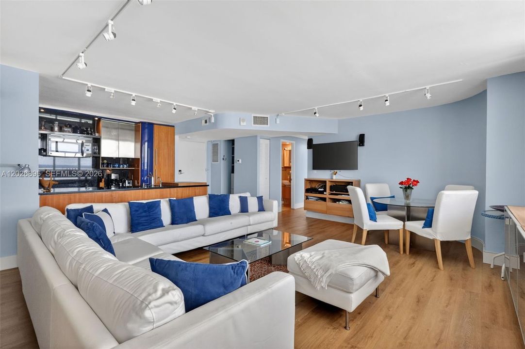 For Sale: $449,000 (1 beds, 2 baths, 912 Square Feet)
