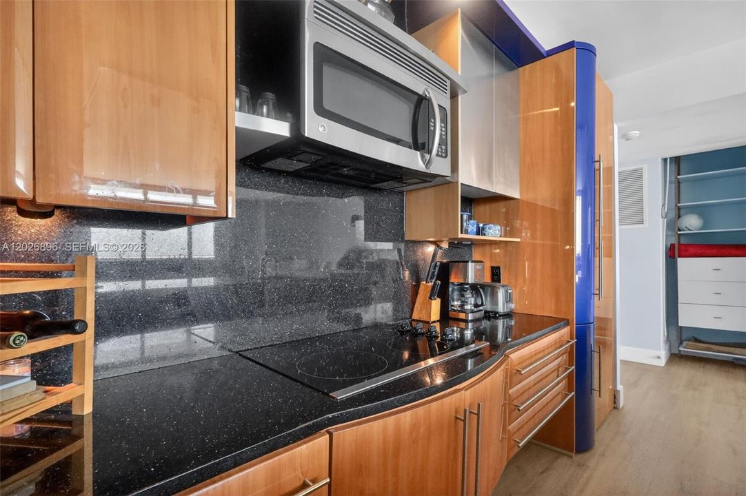 For Sale: $449,000 (1 beds, 2 baths, 912 Square Feet)