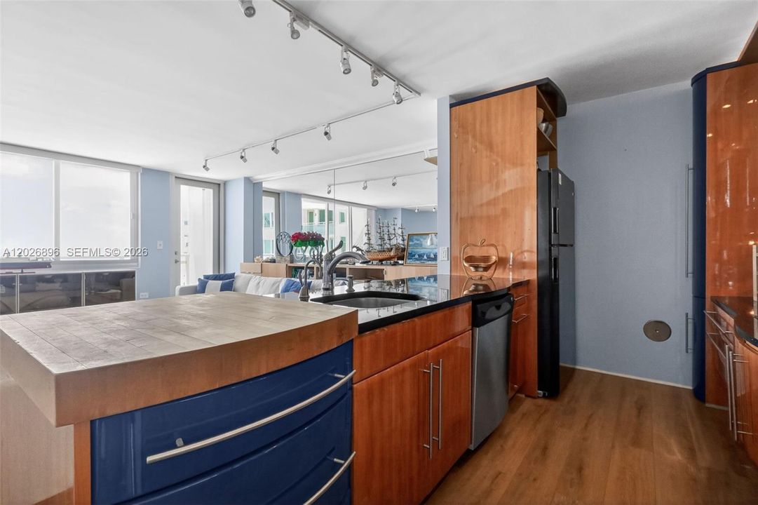 For Sale: $449,000 (1 beds, 2 baths, 912 Square Feet)