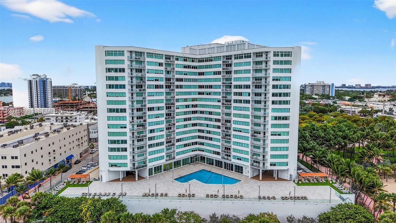 For Sale: $449,000 (1 beds, 2 baths, 912 Square Feet)